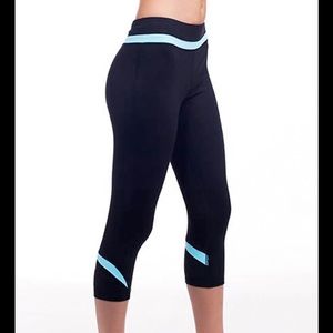 Alo Yoga Black White Crop Fusion Capri Legging